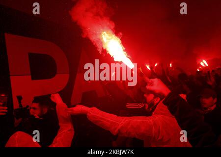PSG-Fans tragen eine Coronavirus-Maske, während sie den PSG-Spielerbus vor dem Champions-League-Spiel zwischen PSG und Dortmund am 11. März 2020 im Parc des Princes in Paris begrüßen. (Foto von Mehdi Taamallah/NurPhoto) Stockfoto