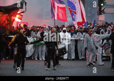 PSG-Fans tragen eine Coronavirus-Maske und begrüßen den PSG-Spielerbus vor dem Champions-League-Spiel zwischen PSG und Dortmund am 11. März 2020 im Parc des Princes in Paris, Frankreich. (Foto: Mehdi Taamallah/NurPhoto) Stockfoto