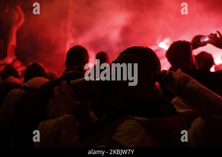 PSG-Fans tragen eine Coronavirus-Maske und begrüßen den PSG-Spielerbus vor dem Champions-League-Spiel zwischen PSG und Dortmund am 11. März 2020 im Parc des Princes in Paris, Frankreich. (Foto: Mehdi Taamallah/NurPhoto) Stockfoto