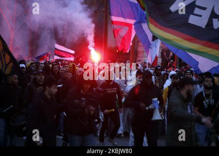 PSG-Fans tragen eine Coronavirus-Maske und begrüßen den PSG-Spielerbus vor dem Champions-League-Spiel zwischen PSG und Dortmund am 11. März 2020 im Parc des Princes in Paris, Frankreich. (Foto: Mehdi Taamallah/NurPhoto) Stockfoto