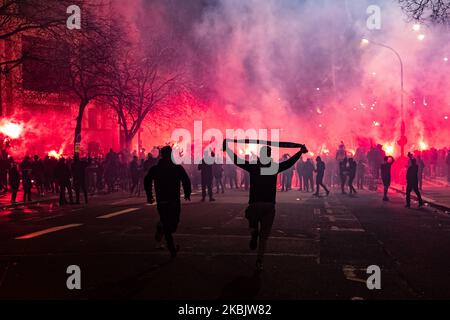 Am Mittwoch, den 11. März 2020, fand inmitten der Gesundheitskrise des Coronavirus (Covid-19) in Paris das Finale der Rückrunde der Champions League zwischen PSG und Dortmund 8. statt. Während das Spiel in einem Parc des Princes hinter verschlossenen Türen ausgetragen wurde, versammelten sich rund 3000 Fans beim Aufruf des Collectif Ultra Paris (CUP) um das Stadion, um die Spieler von außen zu unterstützen, Spieler, die die Fans am Ende des Spiels begrüßten. (Foto von Samuel Boivin/NurPhoto) Stockfoto