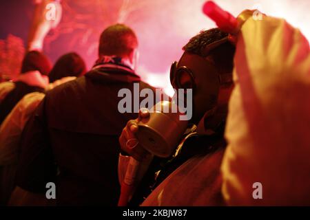 PSG-Fans tragen eine Coronavirus-Maske und begrüßen den PSG-Spielerbus vor dem Champions-League-Spiel zwischen PSG und Dortmund am 11. März 2020 im Parc des Princes in Paris, Frankreich. (Foto: Mehdi Taamallah/NurPhoto) Stockfoto