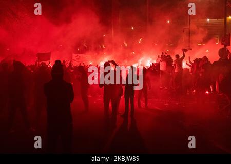 Am Mittwoch, den 11. März 2020, fand inmitten der Gesundheitskrise des Coronavirus (Covid-19) in Paris das Finale der Rückrunde der Champions League zwischen PSG und Dortmund 8. statt. Während das Spiel in einem Parc des Princes hinter verschlossenen Türen ausgetragen wurde, versammelten sich rund 3000 Fans beim Aufruf des Collectif Ultra Paris (CUP) um das Stadion, um die Spieler von außen zu unterstützen, Spieler, die die Fans am Ende des Spiels begrüßten. (Foto von Samuel Boivin/NurPhoto) Stockfoto