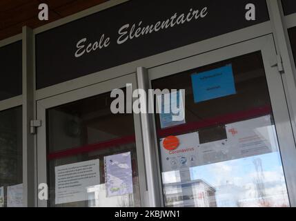 Die Grundschule von Vert-Buisson in Bruz, Ille-et-Vilaine, Frankreich, am 12. März 2020 begann ein neuer Ausbruch (Cluster) der Coronavirus-/Covid-19-Infektion in Frankreich, der durch ein präfektorales Dekret geschlossen wurde. (Foto von Estelle Ruiz/NurPhoto) Stockfoto