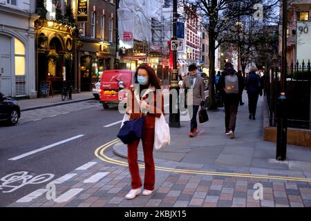 Am 11. März 2020 gehen Menschen in Gesichtsmasken durch die Straßen Londons. Zwei weitere Menschen sind nach positiven Tests auf Coronaviren gestorben, was die Gesamtzahl der Todesfälle in Großbritannien auf 10 beläuft. (Foto von Alberto Pezzali/NurPhoto) Stockfoto