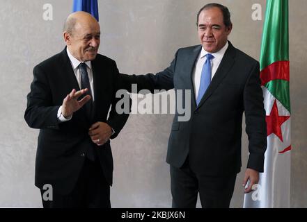 Der algerische Außenminister Sabri Boukadoum (R) begrüßt den französischen Außenminister Jean-Yves Le Drian (L) bei ihrem Treffen in Algier, Algerien, am 12. März 2020 (Foto: Bilral Bensalem/NurPhoto) Stockfoto