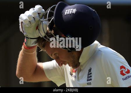 Der englische Cricket-Kapitän Joe Root nimmt den Helm ab, als er das Feld während der Teepause am ersten Tag des 2. Warm-up-Cricket-Spiels zwischen der XI des Präsidenten Sri Lankas und England am 12. März 2020 in Colombo, Sri Lanka, verlässt. (Foto von Tharaka Basnayaka/NurPhoto) Stockfoto