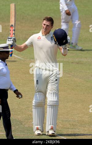 Der britische Cricket-Schlagmann Zak Crawley feiert seine Premiere, nachdem er am ersten Tag des Warm-up-Cricket-Spiels 2. zwischen der XI des Vorstandspräsidenten Sri Lankas und England am 12. März 2020 in Colombo, Sri Lanka, 100 Runs erzielt hat. (Foto von Tharaka Basnayaka/NurPhoto) Stockfoto