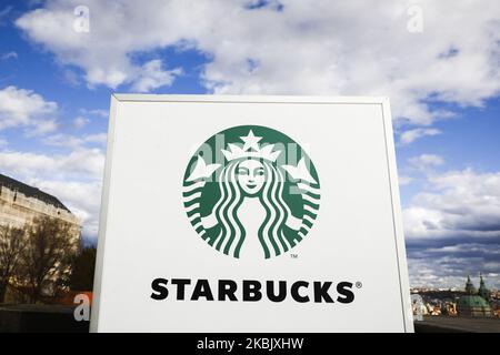 Starbucks-Café am Hradcany-Platz in Prag, Tschechische Republik, am 1.. März 2020. (Foto von Beata Zawrzel/NurPhoto) Stockfoto