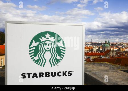 Starbucks-Café am Hradcany-Platz mit Panoramablick über Prag, Tschechische Republik, am 1.. März 2020. (Foto von Beata Zawrzel/NurPhoto) Stockfoto