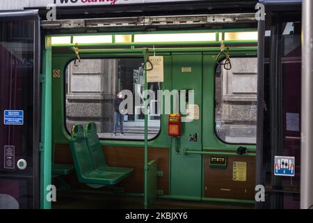 Eine allgemeine Ansicht einer Straßenbahn am 13. März 2020 in Mailand, Italien. Mit dem neuen Ministererlass bleiben alle Geschäfte geschlossen und die Menschen werden aufgefordert, ihre Häuser nicht zu verlassen. Das Stadtzentrum ist verlassen, um Piazza Duomo zu besetzen, es gibt nur Tauben. Die Zahl der Kronenvirus-Ansteckungen wächst immer noch, aber mit diesen neuen Maßnahmen wird hoffentlich eine Verlangsamung erreicht. (Foto von Fabrizio Di Nucci/NurPhoto) Stockfoto