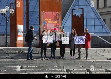 Einige ukrainische Aktivisten halten Plakate mit den Worten der Unterstützung, während sie sich auf dem Unabhängigkeitsplatz in Kiew, Ukraine, zur Unterstützung der kirgisischen Kuratoren versammeln, 13. März 2020. Dutzende Frauen wurden bei einer Kundgebung zum Internationalen Frauentag am 8. März in Bischkek, Kirgisistan, verhaftet, nachdem maskierte Männer sie angegriffen und ihre Plakate zerrissen hatten. (Foto von Sergii Chartschenko/NurPhoto) Stockfoto