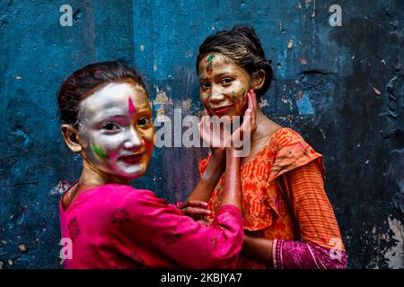 Die Dalit-Gemeinde von Bangladesch feiert am 13. März 2020 in der Narayanganj Dality Colony das Holi Festival. (Foto von Mushfiqul Alam/NurPhoto) Stockfoto