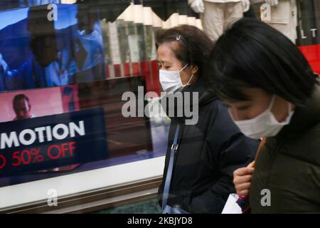 Frauen mit Gesichtsmasken gehen am 13. März 2020 an einer ruhigeren als sonst üblichen Regent Street in London, England, entlang. Typisch geschäftige Londoner Straßen und Plätze waren heute untypisch gedämpft, da das Covid-19-Coronavirus zunehmend befürchtet, den Alltag zu beenden und die Menschen von Arbeitsplätzen, Geschäften und öffentlichen Verkehrsmitteln fernzuhalten. (Foto von David Cliff/NurPhoto) Stockfoto