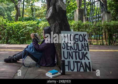 Salsabila, 16, ist ein Schüler der High School in Jakarta, der am 13. März 2020 vor dem Ministerium für Umwelt und Forstwirtschaft in Jakarta, Indonesien, protestiert. Der Solo-Protest findet nach der Entscheidung der Regierung statt, den Status mehrerer Naturschutzzentren auf Naturparks zu senken. Der Protest wird auch gehalten, um die Nachlässigkeit der Regierung bei der Beilegung der üblichen Waldkonflikte in Indonesien hervorzuheben. Der Protest, der jeden Freitag zum 8.. Mal abgehalten wird, wurde von der schwedischen Jugendaktivistin Greta Thunberg inspiriert. (Foto von Afriadi Hikmal/NurPhoto) Stockfoto