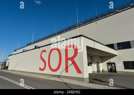 Eine neu geöffnete Notaufnahme (Krankenhaus-Notaufnahme) des Universitätskrankenhauses in Krakau, eines von 19 Krankenhäusern in Polen, die in infektiöse Krankenhäuser für Coronavirus-Patienten umgewandelt werden. Mit insgesamt 68 bestätigten Fällen von Coronavirus und einer Todesperson hat Polen gerade den Ausnahmezustand der Epidemie ausgerufen und wird seine Grenzen ab Samstag, dem 14. März, um Mitternacht schließen. Die Kontrolle an allen Grenzen wird wiederhergestellt. Der polnische Premierminister kündigte auch die Schließung von Clubs, Pubs, Restaurants und Casinos an. Am Freitag, den 13. März 2020, in Krakau, Polen. (Foto von Artur Widak/NurPhoto Stockfoto