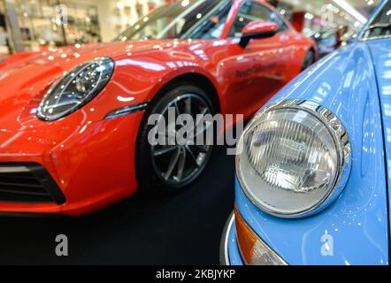 Porsche 911 Carrera 4 992 (rot) und 911 T Targa (blau) auf der Porsche Automobilausstellung in der Galleria Krakowska Shopping Mall. Am Samstag, den 12. März 2020, in Krakau, Woiwodschaft Kleinpolen, Polen. (Foto von Artur Widak/NurPhoto) Stockfoto