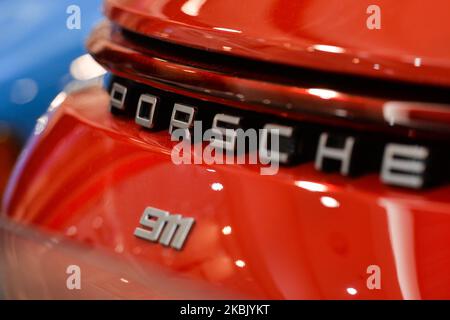 Porsche 911 Carrera 4 992 (rot) und 911 T Targa (blau) auf der Porsche Automobilausstellung in der Galleria Krakowska Shopping Mall. Am Samstag, den 12. März 2020, in Krakau, Woiwodschaft Kleinpolen, Polen. (Foto von Artur Widak/NurPhoto) Stockfoto