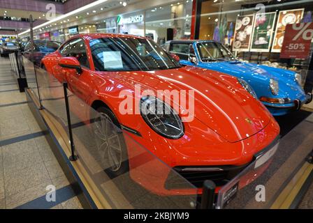 Porsche 911 Carrera 4 992 (rot) und 911 T Targa (blau) auf der Porsche Automobilausstellung in der Galleria Krakowska Shopping Mall. Am Samstag, den 12. März 2020, in Krakau, Woiwodschaft Kleinpolen, Polen. (Foto von Artur Widak/NurPhoto) Stockfoto