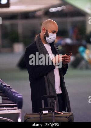 Ein Reisender mit Gesichtsmaske kommt am Orlando International Airport in Orlando, Florida, ein paar Stunden vor dem vorübergehenden Verbot von Fluggästen aus Europa, das von Präsident Trump angeordnet wurde, am 13. März 2020 um Mitternacht in Kraft treten. In dem Bemühen, die Ausbreitung des Coronavirus (COVID-19) in den Vereinigten Staaten einzudämmen. (Foto von Paul Hennessy/NurPhoto) Stockfoto
