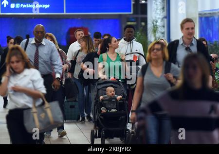 Reisende kommen mehrere Stunden vor dem vorübergehenden Verbot von Fluggästen aus Europa, das von Präsident Trump angeordnet wurde, um Mitternacht am 13. März 2020 am Orlando International Airport in Orlando, Florida, an. In dem Bemühen, die Ausbreitung des Coronavirus (COVID-19) in den Vereinigten Staaten einzudämmen. (Foto von Paul Hennessy/NurPhoto) Stockfoto
