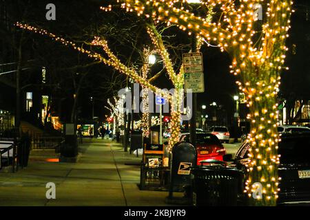 Newbury Street, eine der belebtesten Straßen, wird an einem Freitagabend in Boston, Massachusetts, am 13. März 2020 leer gesehen. (Foto von Anik Rahman/NurPhoto) Stockfoto