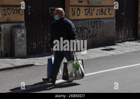 Ein Mann, der eine Gesichtsmask trägt, um die Ausbreitung eines Covid-19-Virus zu stoppen, spaziert am 13. März 2020 in Palermo, Italien. (Foto von Francesco Militello Mirto/NurPhoto) Stockfoto