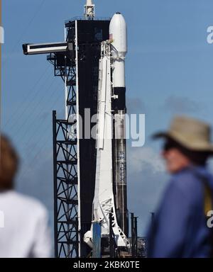 Eine SpaceX Falcon 9-Rakete, die die sechste Charge von Starlink-Satelliten für eine geplante Konstellation zur Bereitstellung eines Breitband-Internetdienstes trägt, steht morgen im Space Launch Complex 39A am 14. März 2020 im Kennedy Space Center in Cape Canaveral, Florida, USA, zum Start bereit. (Foto von Paul Hennessy/NurPhoto) Stockfoto