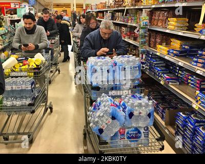 Lebensmittelgeschäfte waren voll mit großen Menschenmengen und langen Schlangen, als die jüngste Spitze der COVID-19-Fälle am 12. März 2020 in Toronto, Ontario, Kanada, Panik beim Kauf im ganzen Land auslöste. Kanadier eilten zu Lebensmittelgeschäften und Märkten, um Vorräte wie Toilettenpapier, Mineralwasser und Konserven aufzustocken. In vielen Geschäften am Abend blockierten die Schlangen nicht nur die Menschen, die durch den Laden navigieren konnten, sondern sie wickelten sich auch vollständig um Gänge, während überlastete Einkaufswagen jeden Zentimeter Platz in den Geschäften erstickten. Die Weltgesundheitsorganisation hat COVID-19 zu einer globalen Pandemie erklärt. Das kommt uns Stockfoto