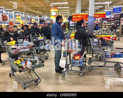 Lebensmittelgeschäfte waren voll mit großen Menschenmengen und langen Schlangen, als die jüngste Spitze der COVID-19-Fälle am 12. März 2020 in Toronto, Ontario, Kanada, Panik beim Kauf im ganzen Land auslöste. Kanadier eilten zu Lebensmittelgeschäften und Märkten, um Vorräte wie Toilettenpapier, Mineralwasser und Konserven aufzustocken. In vielen Geschäften am Abend blockierten die Schlangen nicht nur die Menschen, die durch den Laden navigieren konnten, sondern sie wickelten sich auch vollständig um Gänge, während überlastete Einkaufswagen jeden Zentimeter Platz in den Geschäften erstickten. Die Weltgesundheitsorganisation hat COVID-19 zu einer globalen Pandemie erklärt. Das kommt uns Stockfoto