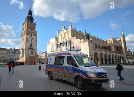 Ein Krankenwagen auf Krakaus leerem Marktplatz gesehen. Mit insgesamt 93 bestätigten Fällen von Coronavirus und zwei Toten erklärte Polen am Samstag, dem 14. März, um Mitternacht den Seuchennotstand und die Schließung der Grenzen. Der polnische Premierminister kündigte auch die Schließung von Clubs, Pubs, Restaurants und Casinos an. Am samstag, den 14. März 2020, in Krakau, Polen. (Foto von Artur Widak/NurPhoto) Stockfoto