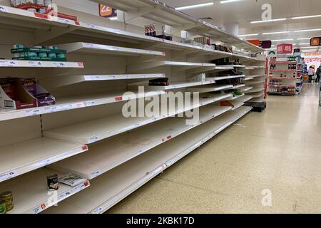 Die Verbraucher lassen die Regale in einem Londoner Sainsbury-Laden leer, da der panische Kauf von Coronaviren fortgesetzt wird, COVID-19 am 14. März 2020 in London, Großbritannien. (Foto: Robin Pope/NurPhoto) Stockfoto