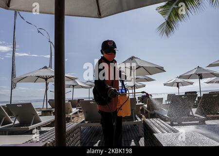 Am 15 2020. März sprühen Gesundheitsmitarbeiter in Schutzmaske Desinfektionsmittel auf die Sonnenliegen des Hotels in Sanur Beach, Denpasar, Bali, Indonesien. Die lokale Regierung initiiert Massenbewegungen von Sprühdesinfektionsmitteln in öffentlichen Bereichen rund um Bali, um die Ausbreitung des COVID-19- oder Corona-Virus zu stoppen. Indonesien hat die COVID-19-Pandemie als nationale Katastrophe deklariert und seit März 14 haben sich mindestens 96 positive COVID-19-Fälle in großen Städten wie Jakarta, Solo, Yogyakarta und Denpasar, Bali, ausgebreitet. Bisher sind 4 Personen infiziert gestorben und 8 Personen wurden geborgen. (Foto von Johanes Christo/NurPhoto) Stockfoto