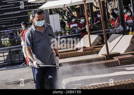 Am 15 2020. März sprühen Gesundheitshelfer mit Schutzmaske und Handschuhen Desinfektionsmittel auf die Sonnenliegen des Hotels in Sanur Beach, Denpasar, Bali, Indonesien. Die lokale Regierung initiiert Massenbewegungen von Sprühdesinfektionsmitteln in öffentlichen Bereichen rund um Bali, um die Ausbreitung des COVID-19- oder Corona-Virus zu stoppen. Indonesien hat die COVID-19-Pandemie als nationale Katastrophe deklariert und seit März 14 haben sich mindestens 96 positive COVID-19-Fälle in großen Städten wie Jakarta, Solo, Yogyakarta und Denpasar, Bali, ausgebreitet. Bisher sind 4 Personen infiziert gestorben und 8 Personen wurden geborgen. (Foto von Johanes Christo/NurPhoto Stockfoto