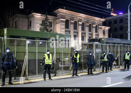 Polizisten stehen Wache vor einer Kundgebung vor der russischen Botschaft zum Tag der Freiwilligenarbeit zu Ehren von Kämpfern, die sich während eines militärischen Konflikts in den östlichen Regionen des Landes in Kiew, Ukraine, am 14. März, den ukrainischen Streitkräften angeschlossen haben (Foto: Maxym Marusenko/NurPhoto) Stockfoto