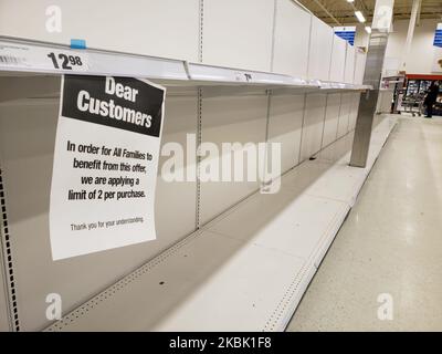 Leere Regale sind am 14. März 2020 im Kotex-Gang in einem Supermarkt in Edmonton, Kanada, zu sehen. Die Weltgesundheitsorganisation hat COVID-19 zu einer globalen Pandemie erklärt. Dies geschah kurz nachdem angekündigt wurde, dass der kanadische Premierminister Justin Trudeau erklärte, dass er sich in einer 14-tägigen selbst auferlegten Quarantäne befinden werde, nachdem seine Frau Sophie Gregoire Trudeau einen positiven COVID-19-Test durchgeführt hatte. (Foto von Sayed Najafizada/NurPhoto) Stockfoto