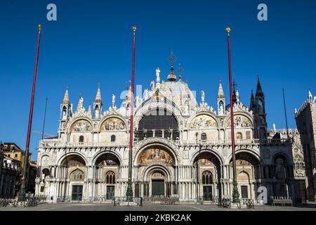 Blick auf die Basilika San Marco. Der Platz, der in diesen Tagen des Covid-19-Notfalls normalerweise voll ist, ist in Venedig, Italien, am 15. März 2020 während des Coronavirus-Notfalls völlig leer. Die meisten Straßen überall in der Stadt sind leer und nur sehr wenige Menschen auf den Straßen, die ausgehen, um im Supermarkt Lebensmittel zu kaufen oder ihre Hunde zu Fuß zu gehen. (Foto von Giacomo Cosua/NurPhoto) Stockfoto