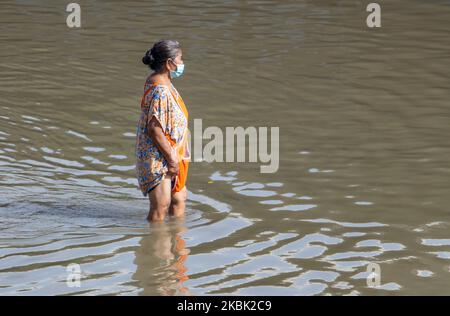 SAMUT PRAKAN, THAILAND, OCT 29 2022, eine ältere Frau steht in einer überfluteten Straße Stockfoto