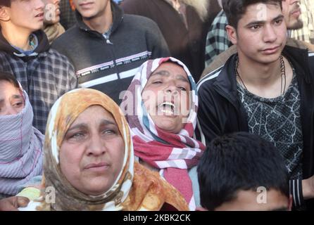 Verwandte und Nachbarn trauern am 15. März während der Trauerfeier eines lokalen Militanten Umar Amin Bhat im Dorf SOPAT im Bezirk Kulgam, etwa 70 Kilometer von Srinagar, Kaschmir, entfernt, 2020.bei einer Begegnung im Gebiet Watergam im Bezirk Anantnag im Süden Kaschmirs wurden vier Militante von indischen Streitkräften getötet.Tausende von Menschen nahmen an der Beerdigung der getöteten Militanten Teil, nachdem die Polizei die Leichen an die Familien übergeben hatte. (Foto von Faisal Khan/NurPhoto) Stockfoto