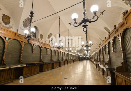 Eine geschlossene Tuchhalle auf dem Krakauer Marktplatz. Mit insgesamt 125 bestätigten Fällen von Coronavirus und drei Todesfällen erklärte Polen den epidemischen Ausnahmezustand und die Schließung seiner Grenzen. Alle internationalen Flüge für den Personenverkehr wurden eingestellt. Am Sonntag, den 15. März 2020, auf dem Internationalen Flughafen Krakau-Balice, Krakau, Polen. (Foto von Artur Widak/NurPhoto) Stockfoto