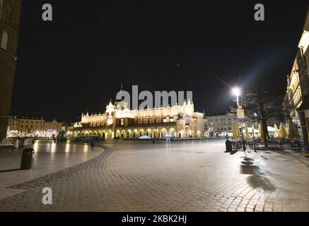 Blick auf die Tuchhalle und den leeren Marktplatz von Krakau. Mit insgesamt 125 bestätigten Fällen von Coronavirus und drei Todesfällen erklärte Polen den epidemischen Ausnahmezustand und die Schließung seiner Grenzen. Alle internationalen Flüge für den Personenverkehr wurden eingestellt. Am Sonntag, den 15. März 2020, auf dem Internationalen Flughafen Krakau-Balice, Krakau, Polen. (Foto von Artur Widak/NurPhoto) Stockfoto