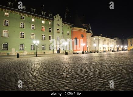 Blick auf den kleinen Marktplatz von Krakau. Mit insgesamt 125 bestätigten Fällen von Coronavirus und drei Todesfällen erklärte Polen den epidemischen Ausnahmezustand und die Schließung seiner Grenzen. Alle internationalen Flüge für den Personenverkehr wurden eingestellt. Am Sonntag, den 15. März 2020, auf dem Internationalen Flughafen Krakau-Balice, Krakau, Polen. (Foto von Artur Widak/NurPhoto) Stockfoto