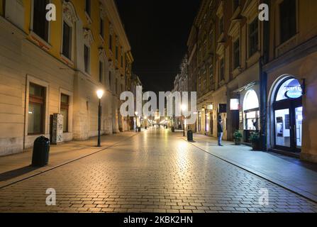 Blick auf die leere Florianska-Straße in Krakau. Mit insgesamt 125 bestätigten Fällen von Coronavirus und drei Todesfällen erklärte Polen den epidemischen Ausnahmezustand und die Schließung seiner Grenzen. Alle internationalen Flüge für den Personenverkehr wurden eingestellt. Am Sonntag, den 15. März 2020, auf dem Internationalen Flughafen Krakau-Balice, Krakau, Polen. (Foto von Artur Widak/NurPhoto) Stockfoto