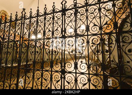Eine geschlossene Tuchhalle auf dem Krakauer Marktplatz. Mit insgesamt 125 bestätigten Fällen von Coronavirus und drei Todesfällen erklärte Polen den epidemischen Ausnahmezustand und die Schließung seiner Grenzen. Alle internationalen Flüge für den Personenverkehr wurden eingestellt. Am Sonntag, den 15. März 2020, auf dem Internationalen Flughafen Krakau-Balice, Krakau, Polen. (Foto von Artur Widak/NurPhoto) Stockfoto