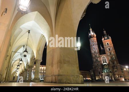 Blick auf die Marienbasilika und den leeren Marktplatz von Krakau. Mit insgesamt 125 bestätigten Fällen von Coronavirus und drei Todesfällen erklärte Polen den epidemischen Ausnahmezustand und die Schließung seiner Grenzen. Alle internationalen Flüge für den Personenverkehr wurden eingestellt. Am Sonntag, den 15. März 2020, auf dem Internationalen Flughafen Krakau-Balice, Krakau, Polen. (Foto von Artur Widak/NurPhoto) Stockfoto