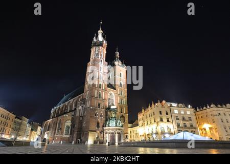 Blick auf die Marienbasilika und den leeren Marktplatz von Krakau. Mit insgesamt 125 bestätigten Fällen von Coronavirus und drei Todesfällen erklärte Polen den epidemischen Ausnahmezustand und die Schließung seiner Grenzen. Alle internationalen Flüge für den Personenverkehr wurden eingestellt. Am Sonntag, den 15. März 2020, auf dem Internationalen Flughafen Krakau-Balice, Krakau, Polen. (Foto von Artur Widak/NurPhoto) Stockfoto