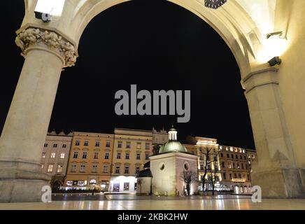 Blick auf die Kirche Saint Wojciech und den leeren Marktplatz von Krakau. Mit insgesamt 125 bestätigten Fällen von Coronavirus und drei Todesfällen erklärte Polen den epidemischen Ausnahmezustand und die Schließung seiner Grenzen. Alle internationalen Flüge für den Personenverkehr wurden eingestellt. Am Sonntag, den 15. März 2020, auf dem Internationalen Flughafen Krakau-Balice, Krakau, Polen. (Foto von Artur Widak/NurPhoto) Stockfoto