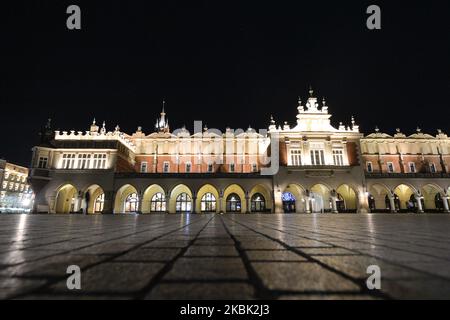 Blick auf die Tuchhalle auf dem leeren Marktplatz von Krakau. Mit insgesamt 125 bestätigten Fällen von Coronavirus und drei Todesfällen erklärte Polen den epidemischen Ausnahmezustand und die Schließung seiner Grenzen. Alle internationalen Flüge für den Personenverkehr wurden eingestellt. Am Sonntag, den 15. März 2020, auf dem Internationalen Flughafen Krakau-Balice, Krakau, Polen. (Foto von Artur Widak/NurPhoto) Stockfoto