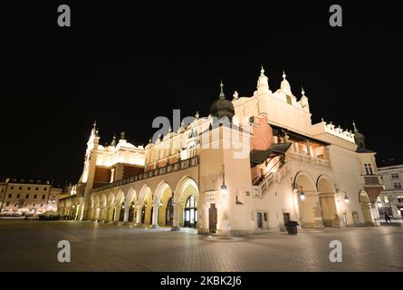 Blick auf die Tuchhalle und den leeren Marktplatz von Krakau. Mit insgesamt 125 bestätigten Fällen von Coronavirus und drei Todesfällen erklärte Polen den epidemischen Ausnahmezustand und die Schließung seiner Grenzen. Alle internationalen Flüge für den Personenverkehr wurden eingestellt. Am Sonntag, den 15. März 2020, auf dem Internationalen Flughafen Krakau-Balice, Krakau, Polen. (Foto von Artur Widak/NurPhoto) Stockfoto