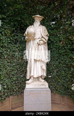 Statue des flämischen Mathematikers, Geographen, Astronomen und Kartographen Gerard Mercator (1512-1594), Place du Petit Sablon, Brüssel, Belgien Stockfoto